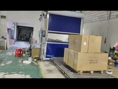 Προσαρμοσμένο ντους με αέρα που στηρίζεται στον τοίχο και φυσάει από τις δύο πλευρές